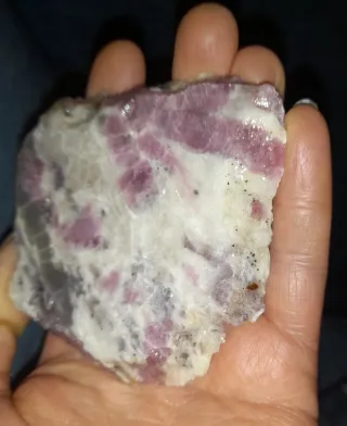 Losa Turmalina Rosa en Cuarzo Blanco