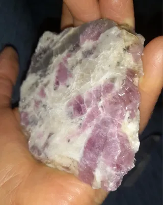 Losa Turmalina Rosa en Cuarzo Blanco