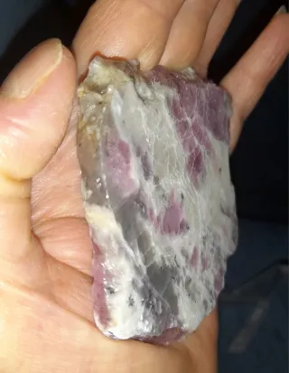 Losa Turmalina Rosa en Cuarzo Blanco