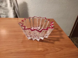 Centro de cristal con borde rojo