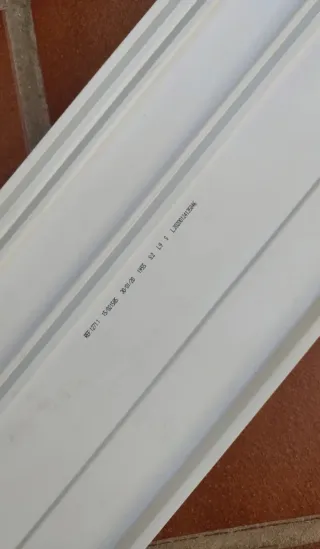 Perfil vierteaguas de PVC blanco para ventana