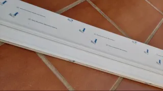 Perfil vierteaguas de PVC blanco para ventana