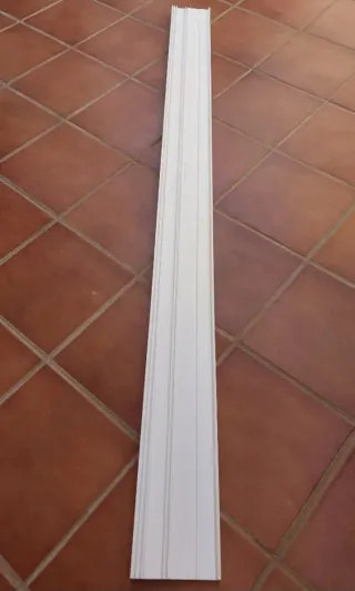 Perfil vierteaguas de PVC blanco para ventana