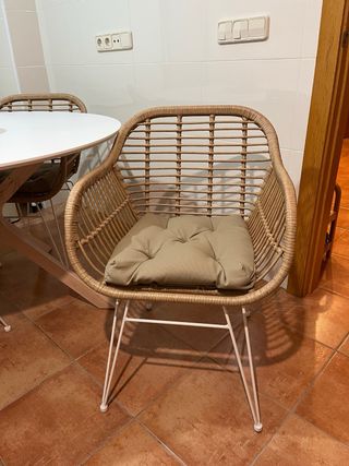 pack Mesa redonda blanca/madera y 4 sillas ratán