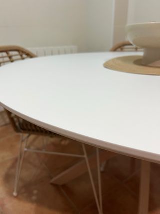 pack Mesa redonda blanca/madera y 4 sillas ratán