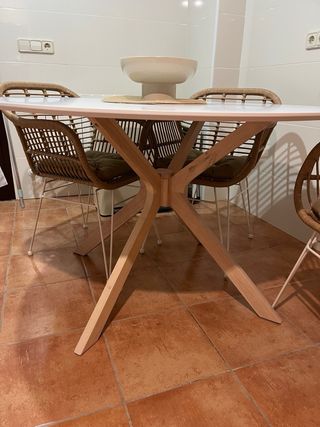 pack Mesa redonda blanca/madera y 4 sillas ratán