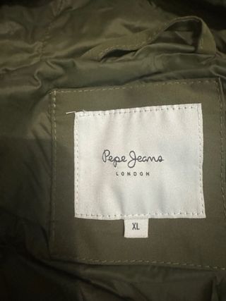 Abrigo verde militar con capucha