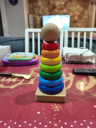 Torre de aros de madera para bebés
