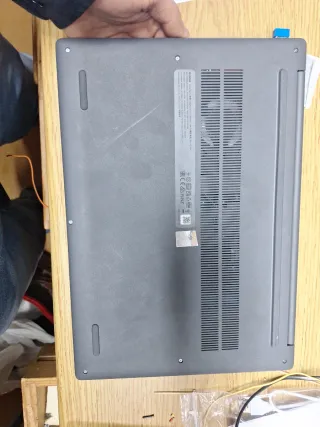 Lenovo IdeaPad Slim 3 15IRH10 Portátil