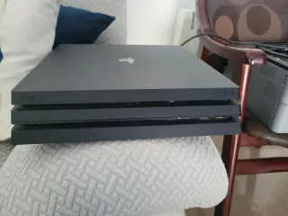 PS4 (PlayStation 4) Negra + 3 Juegos