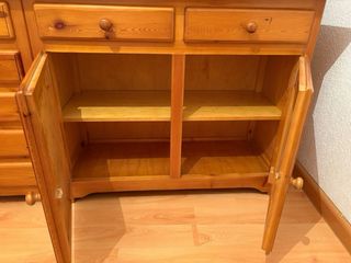 Mueble de pino con vitrinas