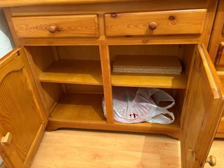 Mueble de pino con vitrinas
