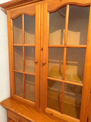 Mueble de pino con vitrinas