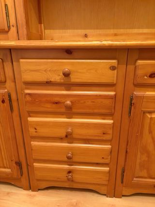 Mueble de pino con vitrinas