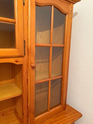 Mueble de pino con vitrinas