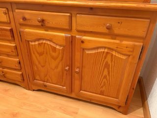 Mueble de pino con vitrinas