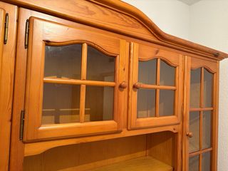 Mueble de pino con vitrinas