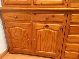 Mueble de pino con vitrinas
