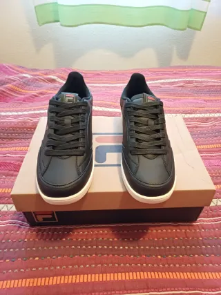 Zapatillas Fila Negras y Blancas