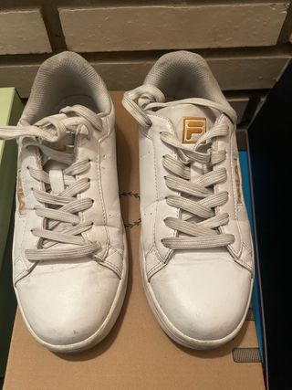 Zapatillas Fila Blancas y Doradas
