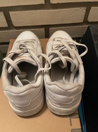 Zapatillas Fila Blancas y Doradas