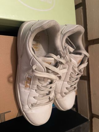Zapatillas Fila Blancas y Doradas