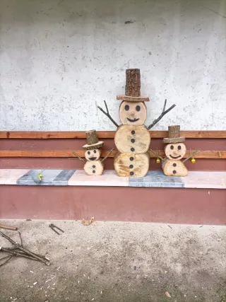 Muñecos de nieve de madera decorativos