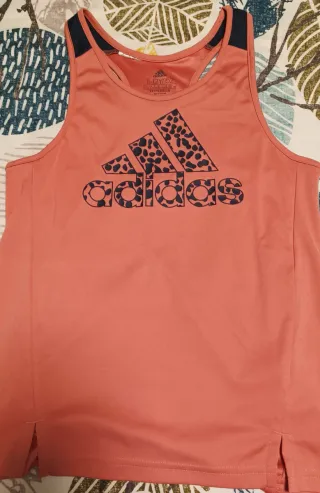 Camiseta deportiva niña Adidas rosa y negra.