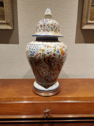 Jarrón de cerámica multicolor con tapa