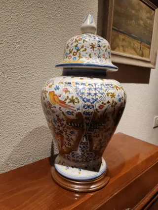 Jarrón de cerámica multicolor con tapa