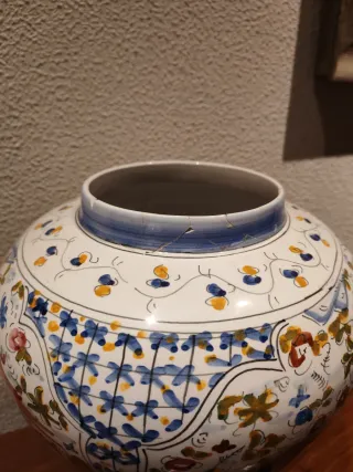 Jarrón de cerámica multicolor con tapa