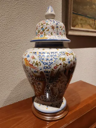 Jarrón de cerámica multicolor con tapa