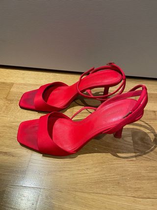 Tacones rojos Stradivarius
