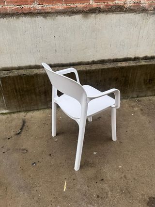 Sillas apilables blancas exterior