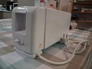 Tostadora blanca con selector de tostado