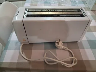 Tostadora blanca con selector de tostado