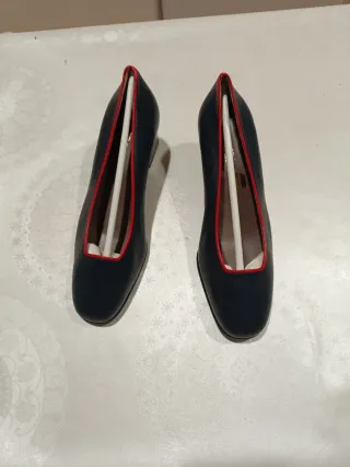 Zapatos de piel azul con ribete rojo