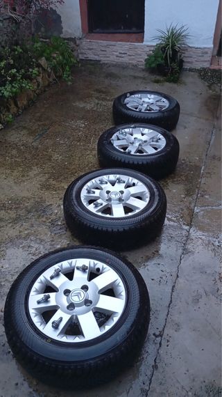 Llantas 15” con tornillos antirrobo