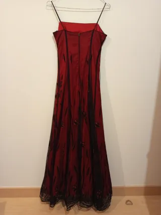 Vestido largo granate,rojo con tul negro, elegante