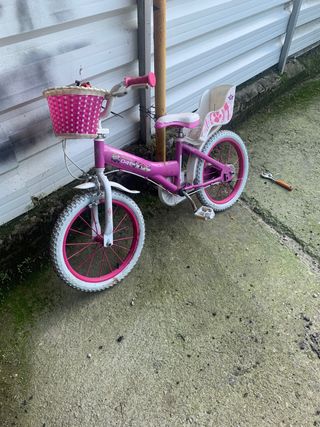 Bicicleta infantil rosa con cesta