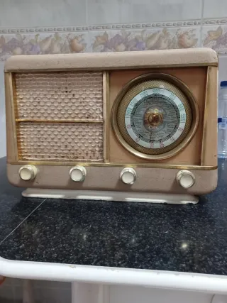 Radio Antigua Beige y Dorada