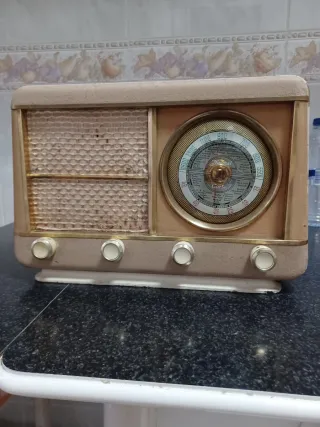 Radio Antigua Beige y Dorada