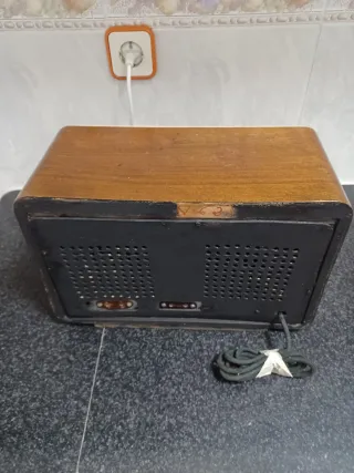 Radio Antigua Beige y Dorada