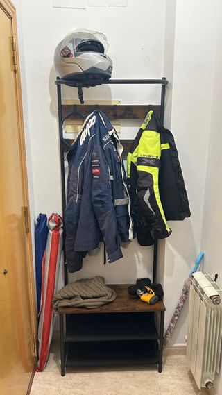 Recibidor metálico y madera