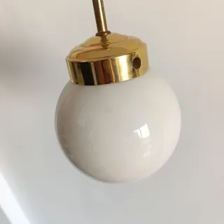 Lámpara colgante dorada esfera blanca