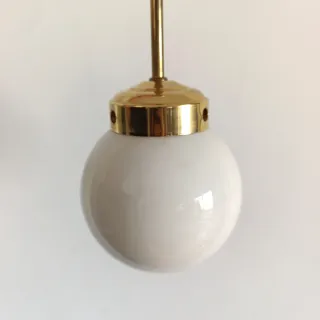 Lámpara colgante dorada esfera blanca