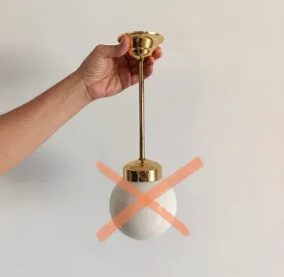 Lámpara colgante dorada esfera blanca