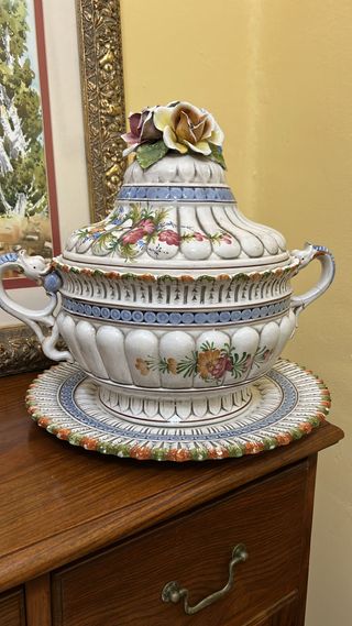 Sopera antigua de cerámica clásica con plato