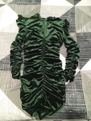 Vestido verde de fiesta con fruncido