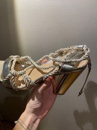 Tacones dorados JustFab con cuerdas